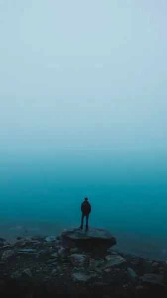  عکس یک مرد در تاریکی