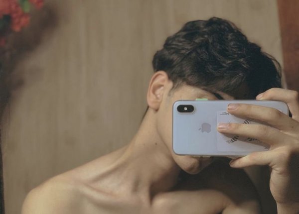 عکس انگشت وسط برای پروفایل پسرانه
