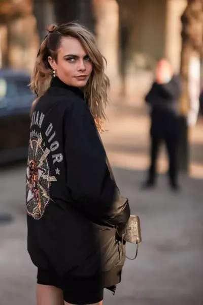  عکس کارا دلوین با ارایش ساده