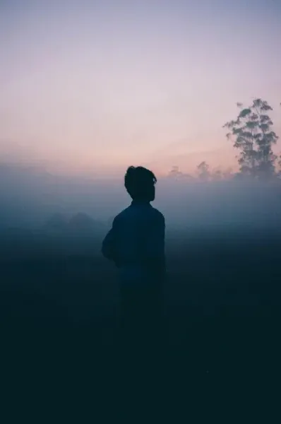  عکس بک گراند پسرانه غمگین