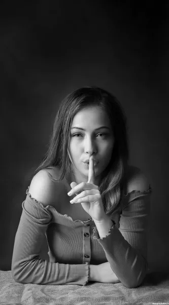  عکس دخترانه لاکچری با پس‌زمینه مشکی