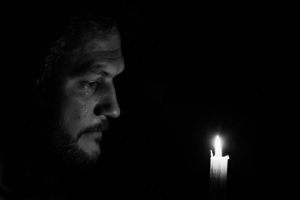  تصویر زمینه غمگین پسر با چشمان گریان