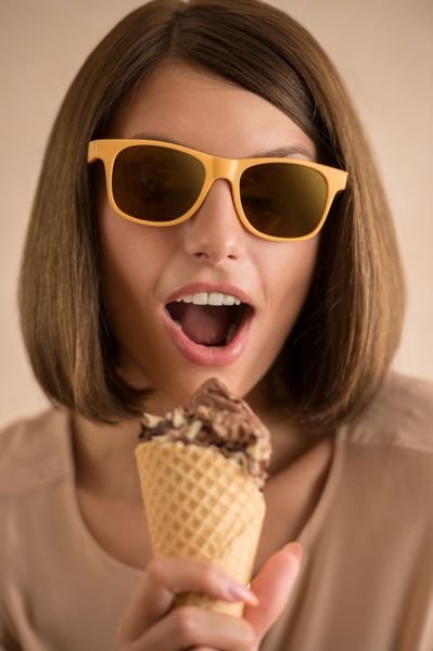  عکس دختر با بستنی خوشمزه