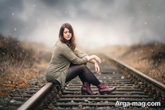  ژست عکاسی دخترانه در ریل قطار