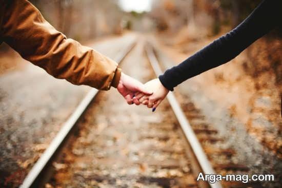  ژست عکاسی دخترانه در ریل قطار