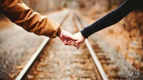  ژست عکس دونفره روی ریل قطار