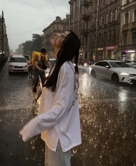  عکس دختر زیر باران بدون چتر