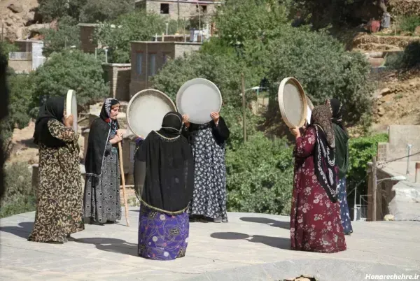  عکس دختر لر با لباس محلی از پشت سر
