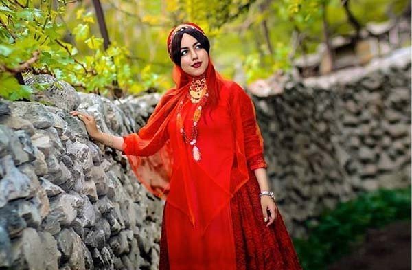 عکس دختر لر با لباس محلی از پشت سر