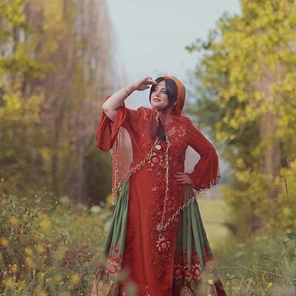  عکس دختر لر با لباس محلی از پشت سر