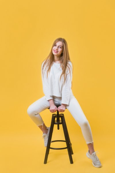  ژست عکس دخترانه در آتلیه