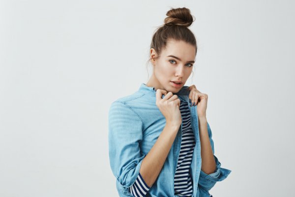  ژست عکس دخترانه در آتلیه