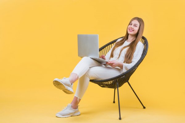  ژست عکس دخترانه در آتلیه