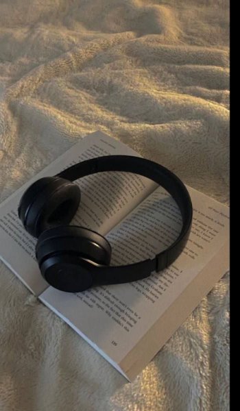  پروفایل هدفون و کتاب