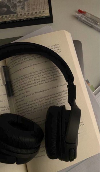  پروفایل هدفون و کتاب