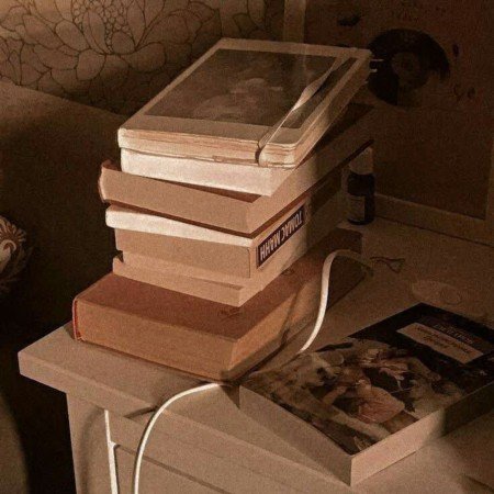  پروفایل هدفون و کتاب