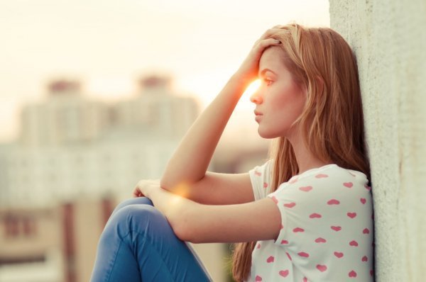  عکس تنهایی غم انگیز دختر برای پروفایل