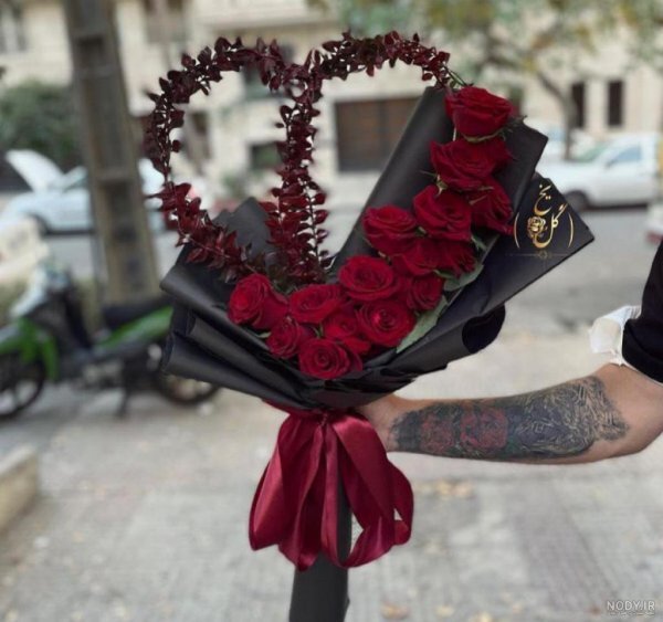  عکس دسته گل رز قرمز عاشقانه
