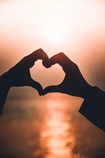 عکس قلب با دست دونفره عاشقانه