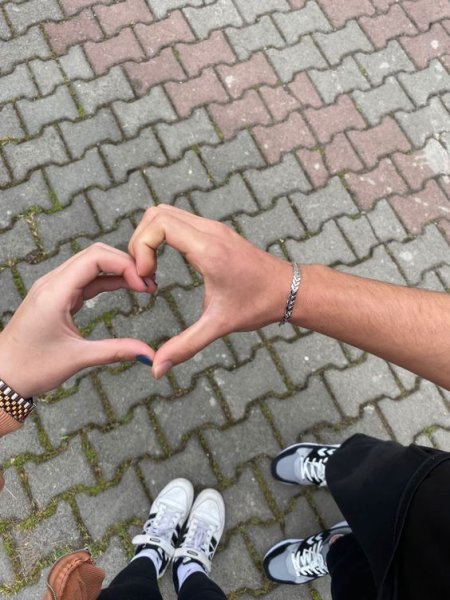 دانلود عکس قلب با دست برای پس زمینه گوشی