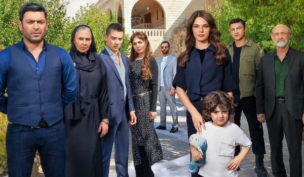 عکس بازیگران سریال ترکی شهر دور