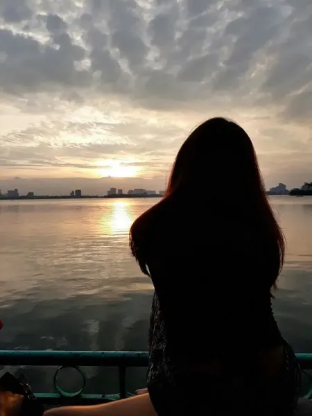  عکس زن غمگین هنری