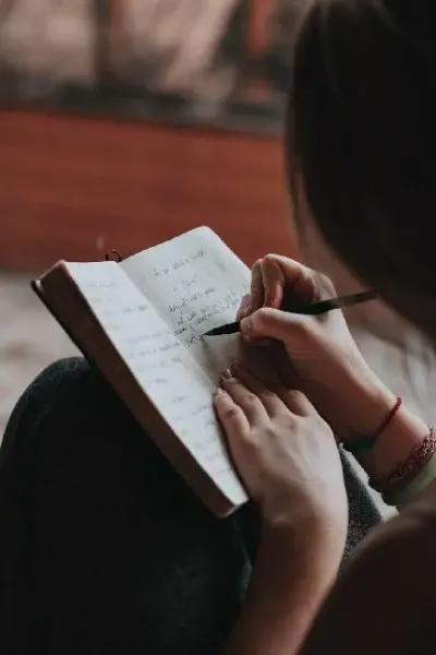  عکس نویسنده برای پروفایل