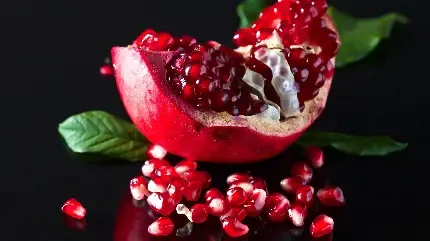  عکس انار قاچ شده برای بکگراند آیفون