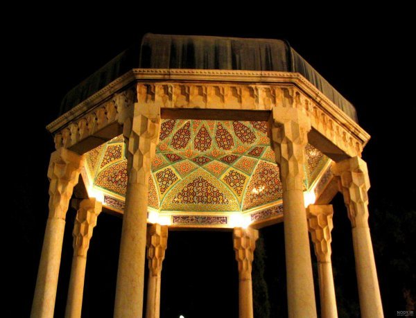  عکس آرامگاه حافظ در شب
