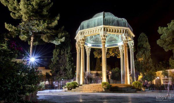  عکس آرامگاه حافظ در شب