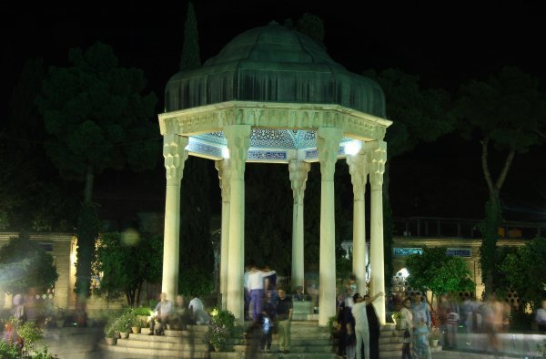  عکس آرامگاه حافظ در شب