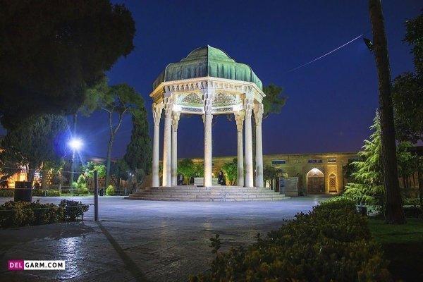  عکس آرامگاه حافظ در شب
