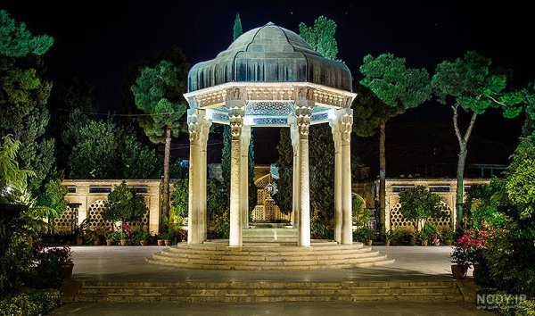  عکس آرامگاه حافظ در شب