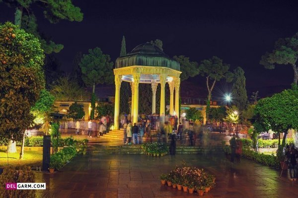  عکس آرامگاه حافظ در شب