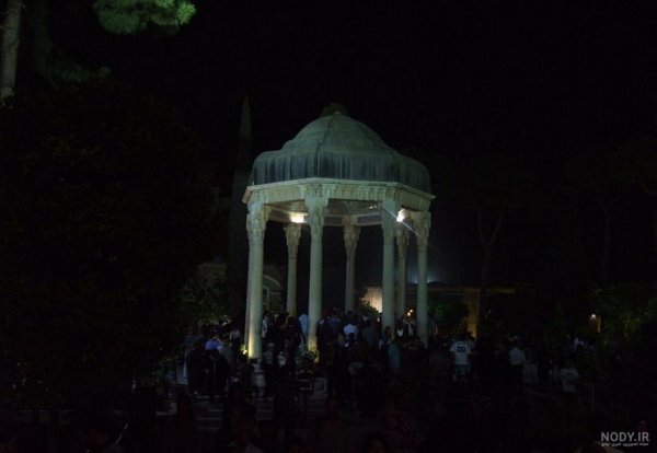  عکس آرامگاه حافظ در شب