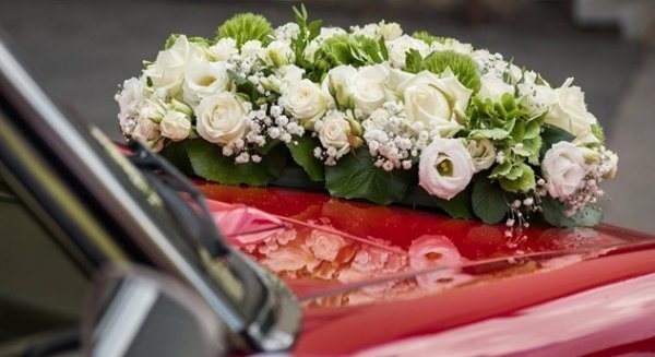 عکس گل ارایی ماشین عروس ساده و شیک