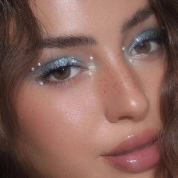 عکس نگین زیر چشم