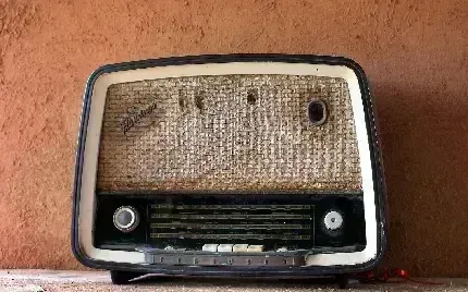 عکس رادیو قدیمی چوبی