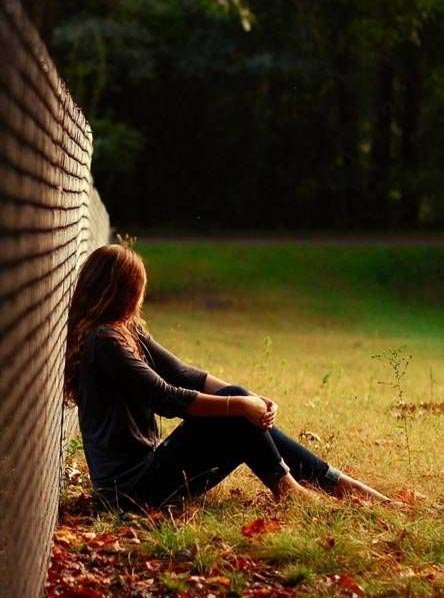 عکس پروفایل دختر تنها و غمگین کنار دریا