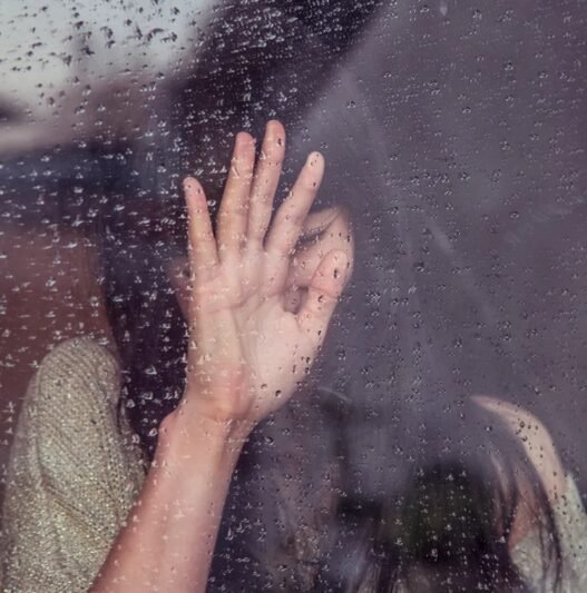  عکس پروفایل دخترانه غمگین سیاه سفید