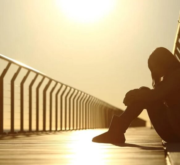  عکس پروفایل دخترانه غمگین سیاه سفید
