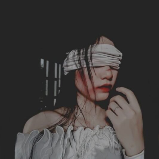  عکس پروفایل دخترانه غمگین سیاه سفید
