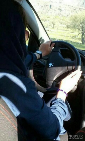 عکس دختر زیبا در حال رانندگی