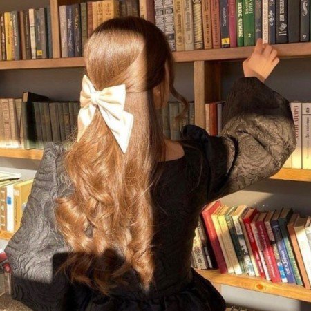 عکس دخترونه لاکچری با کتاب