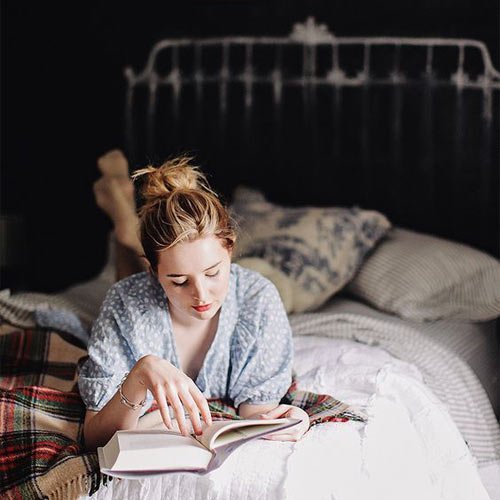 عکس دخترونه لاکچری با کتاب