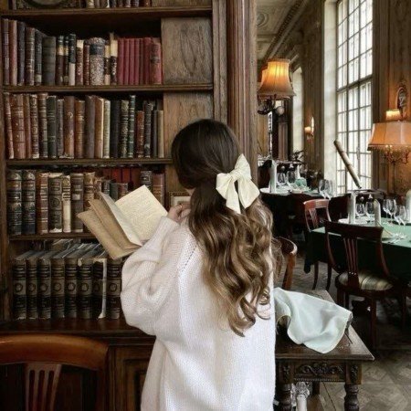 عکس دخترونه لاکچری با کتاب