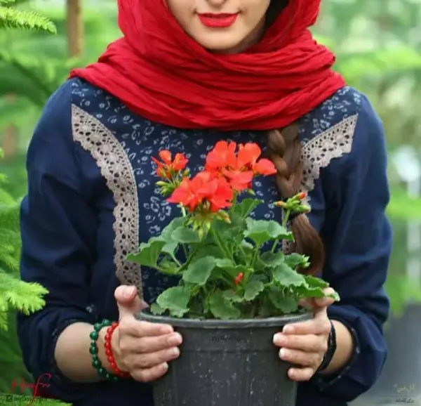 عکس پروفایل دختر با حجاب کنار دریا