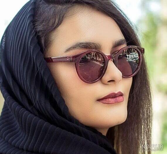 عکس دختر با عینک دودی و شال
